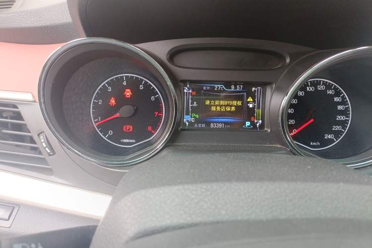 Used BYD G5 2014 1.5TID Automatic Flagship Model Odometer Close Up