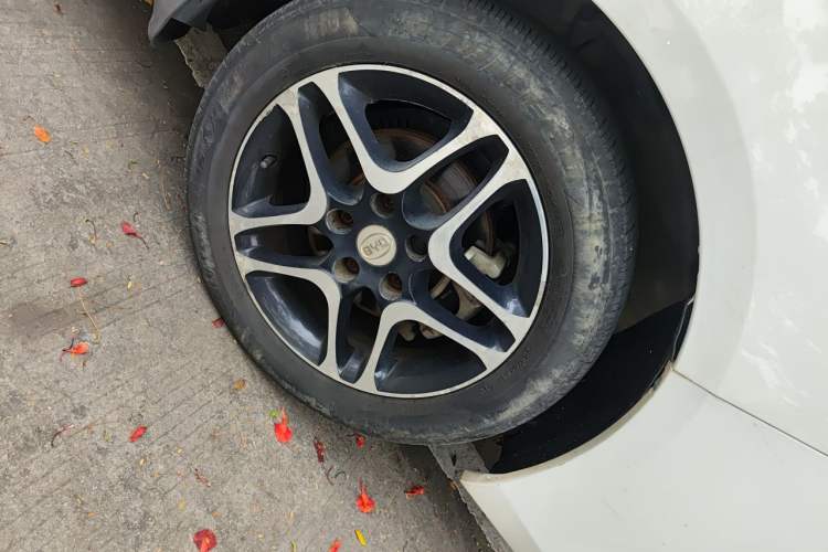 Used BYD G5 2014 1.5TID Automatic Prestige Model Right Front Wheel Hub