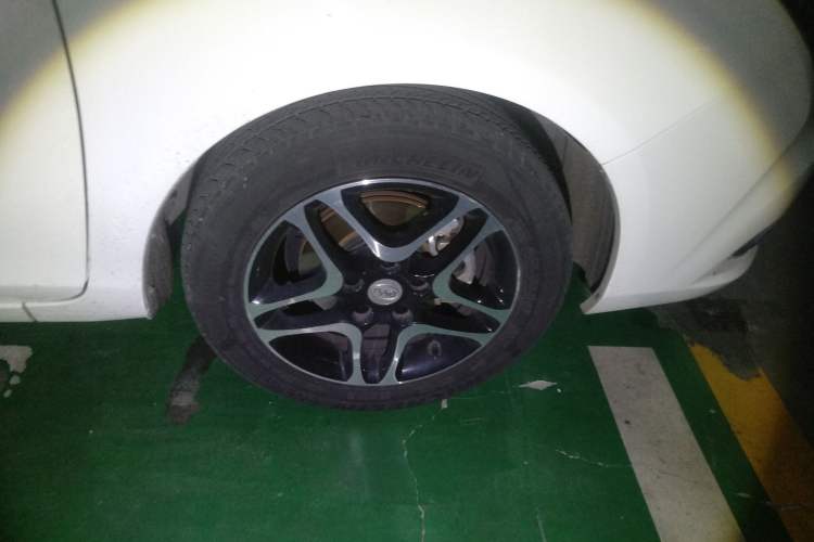 Used BYD G5 2014 1.5TID Automatic Prestige Model Right Front Wheel Hub