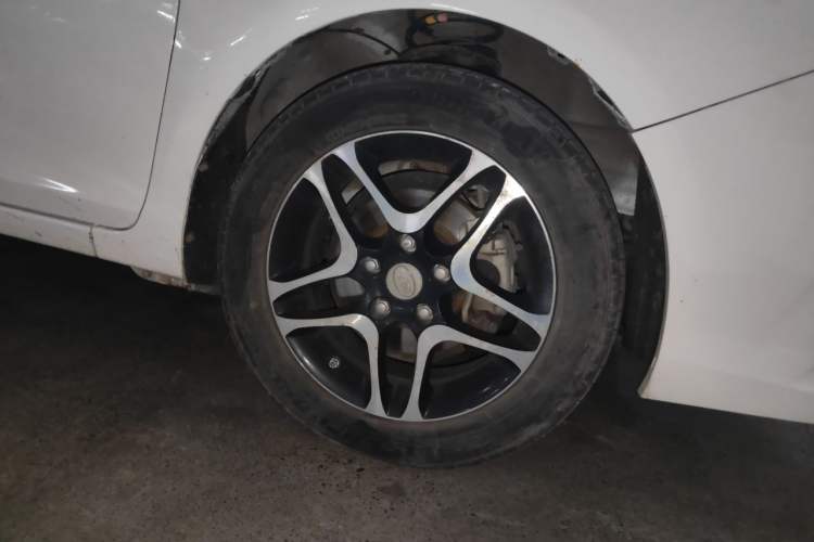 Used BYD G5 2014 1.5TID Automatic Prestige Model Right Front Wheel Hub