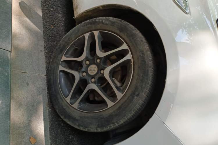 Used BYD G5 2014 1.5TID Automatic Prestige Model Right Front Wheel Hub
