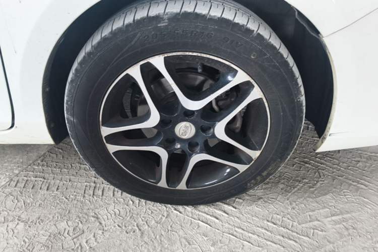 Used BYD G5 2014 1.5TID Automatic Prestige Model Right Front Wheel Hub