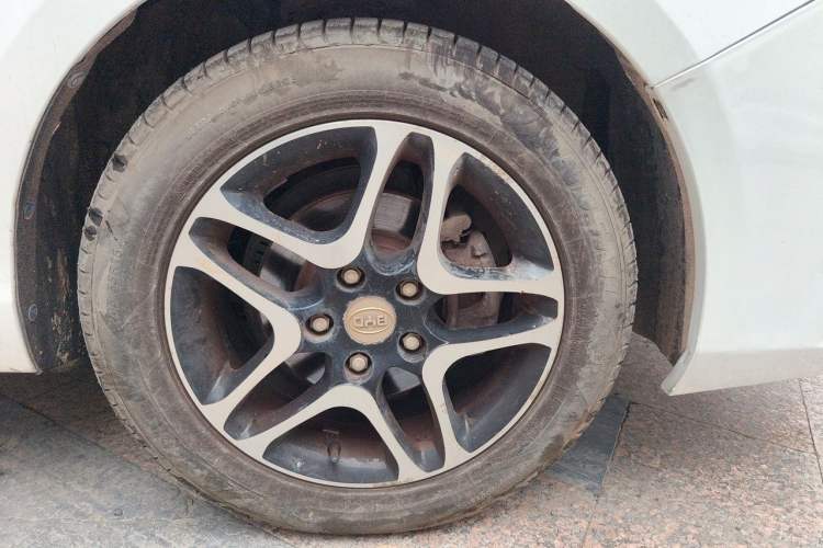 Used BYD G5 2014 1.5TID Automatic Prestige Model Right Front Wheel Hub