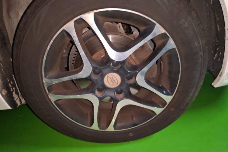 Used BYD G5 2014 1.5TID Automatic Prestige Model Right Front Wheel Hub