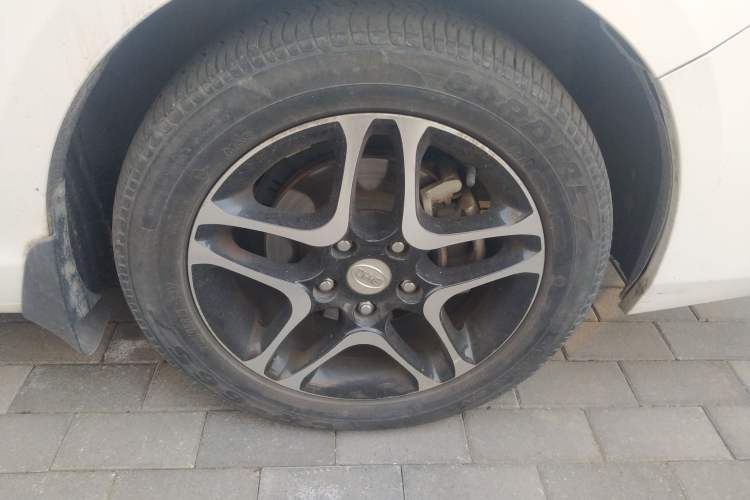 Used BYD G5 2014 1.5TI Manual Luxury Edition Right Front Wheel Hub