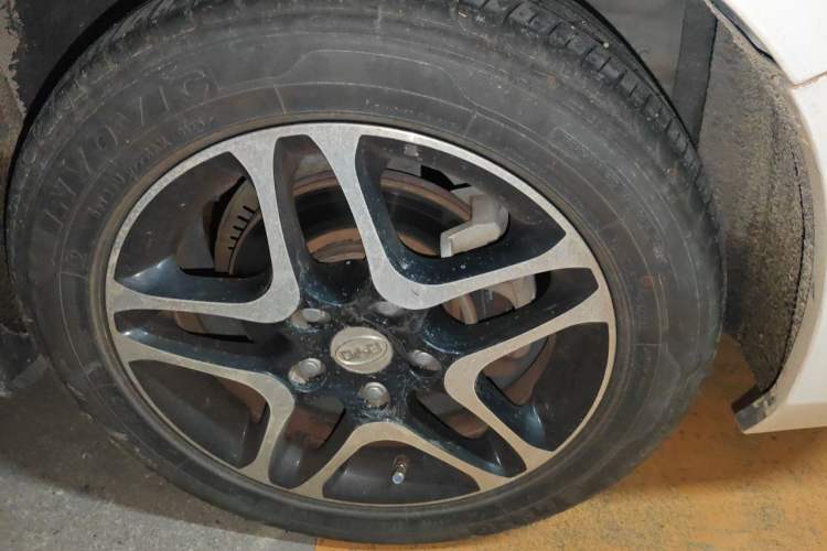 Used BYD G5 2014 1.5TI Manual Luxury Edition Right Front Wheel Hub