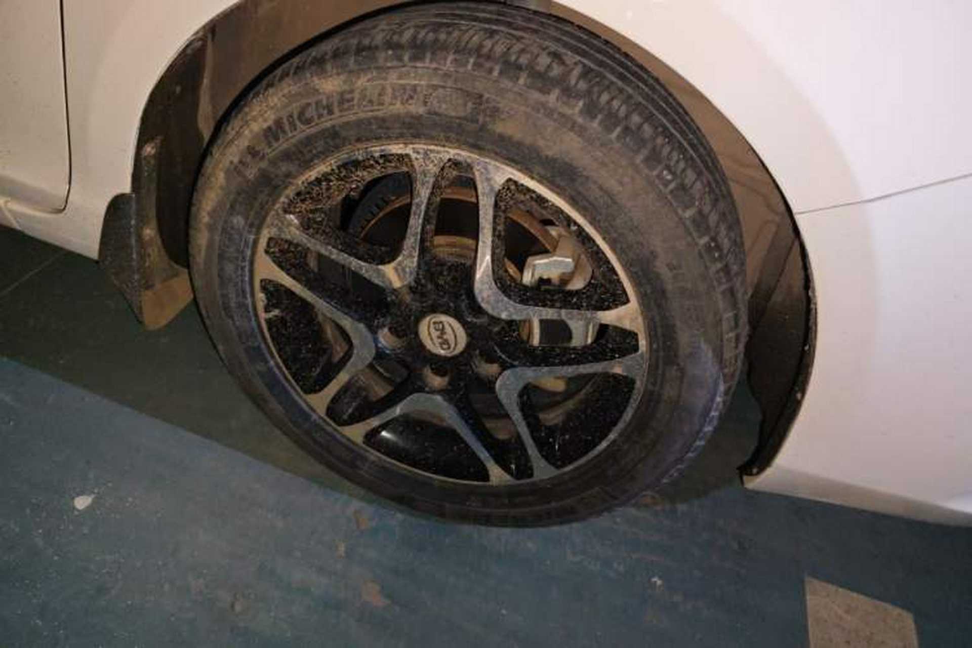 Used BYD G5 2014 1.5TID Automatic Prestige Model Right Front Wheel Hub
