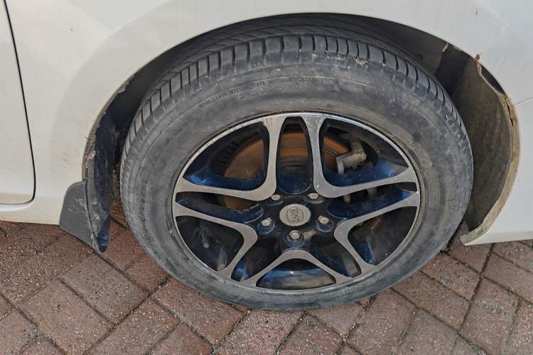 Used BYD G5 2014 1.5TID Automatic Prestige Model Right Front Wheel Hub