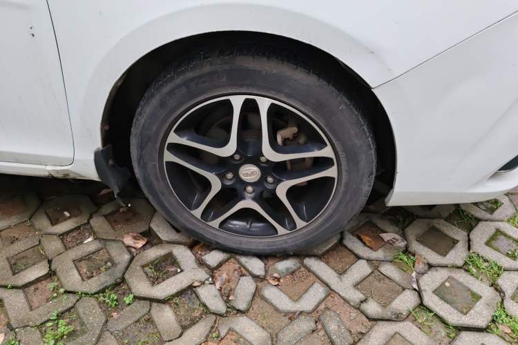 Used BYD G5 2014 1.5TID Automatic Prestige Model Right Front Wheel Hub