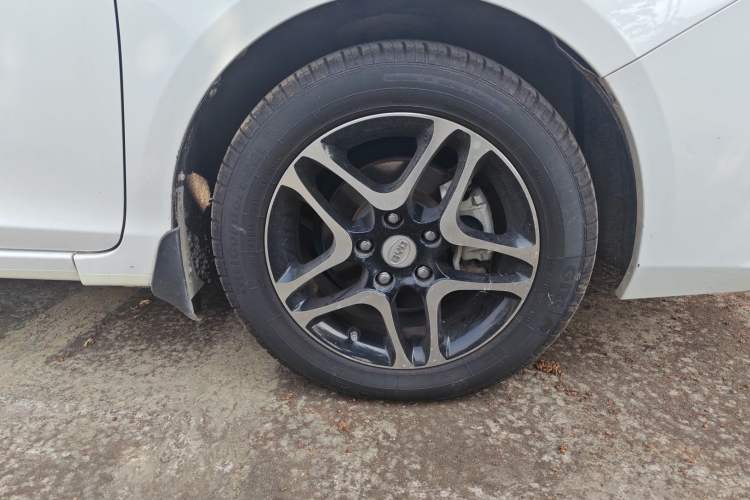 Used BYD G5 2014 1.5TI Manual Luxury Edition Right Front Wheel Hub