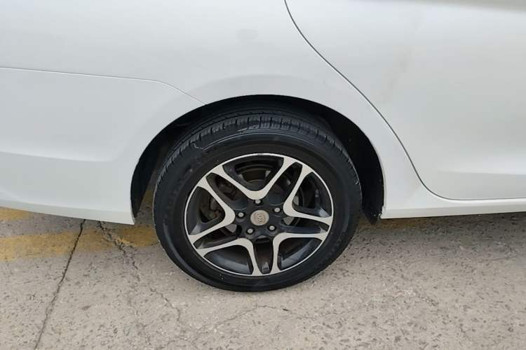 Used BYD G5 2014 1.5TID Automatic Prestige Model Right Rear Wheel Hub