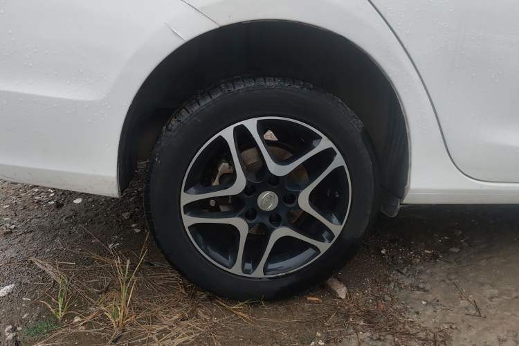 Used BYD G5 2014 1.5TID Automatic Prestige Model Right Rear Wheel Hub