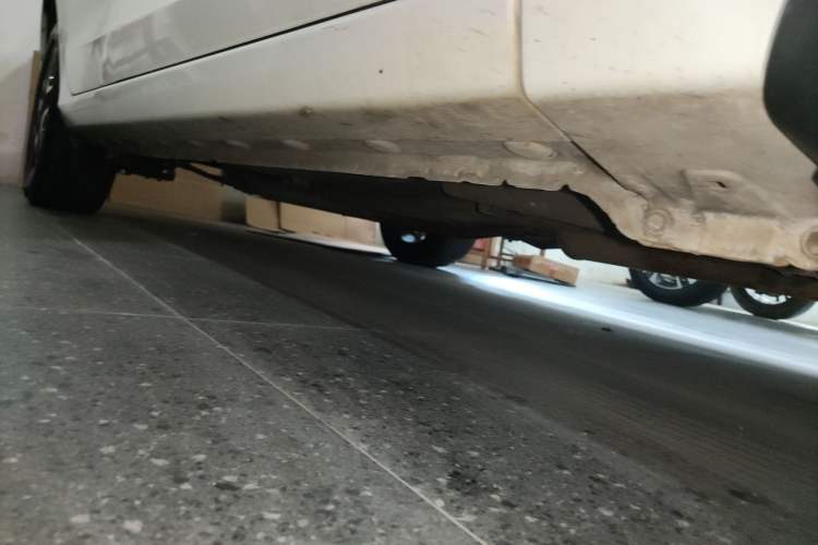 Used BYD G5 2014 1.5TID Automatic Prestige Model Right Side Sill