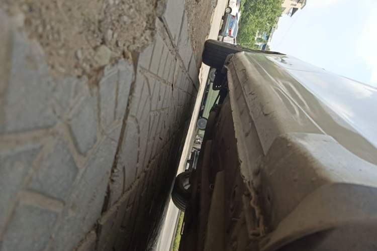 Used BYD G5 2014 1.5TID Automatic Prestige Model Right Side Sill