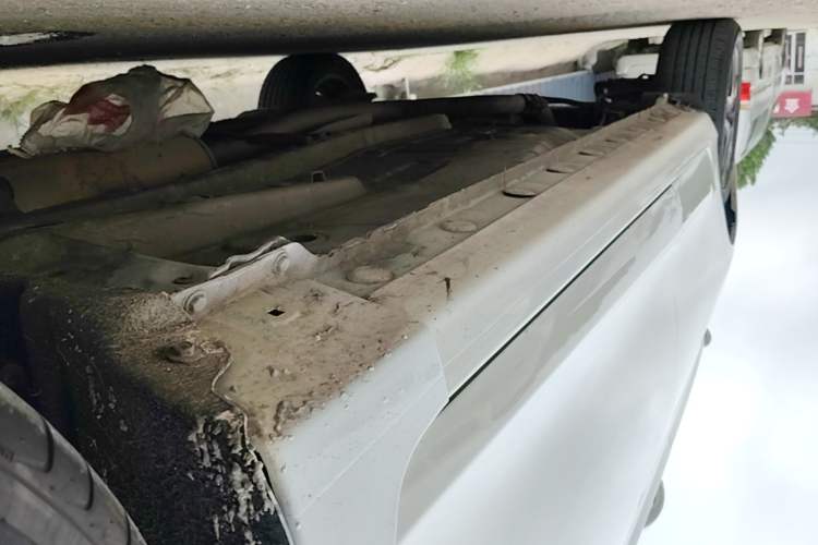 Used BYD G5 2014 1.5TID Automatic Prestige Model Right Side Sill