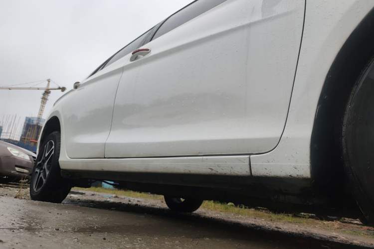 Used BYD G5 2014 1.5TID Automatic Prestige Model Right Side Sill