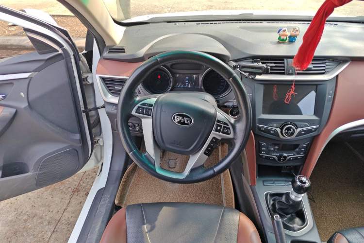 Used BYD G5 2014 1.5TI Manual Luxury Edition Steering Wheel