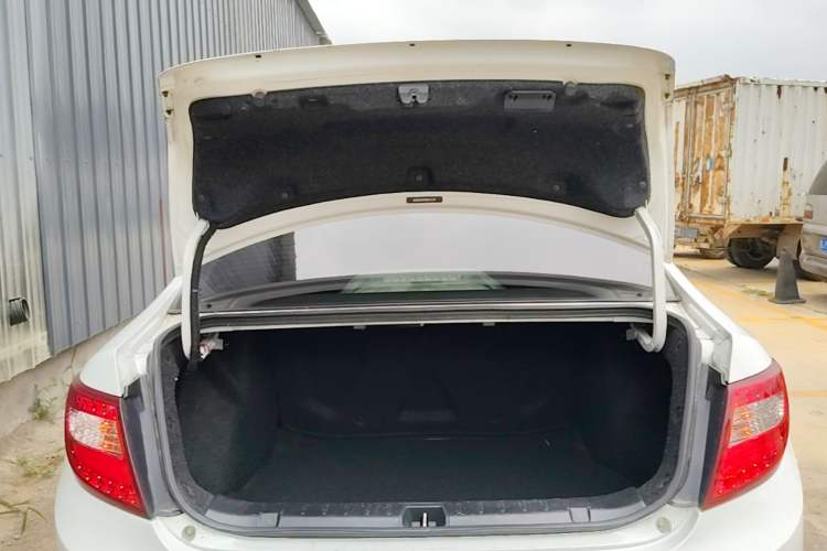 Used BYD G5 2014 1.5TID Automatic Prestige Model Trunk
