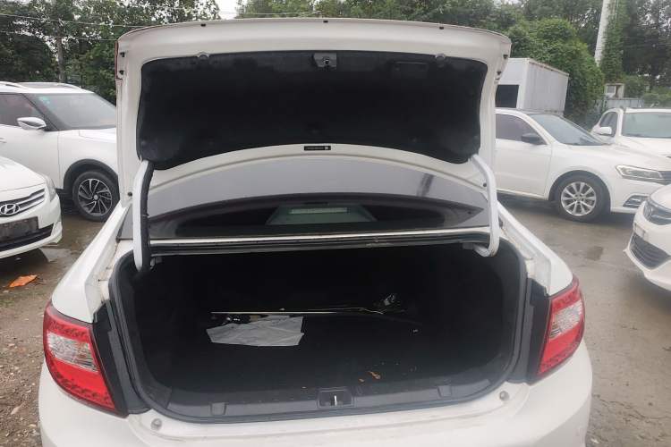 Used BYD G5 2014 1.5TID Automatic Prestige Model Trunk