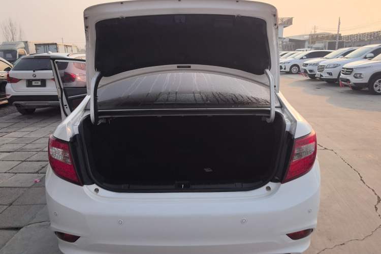 Used BYD G5 2014 1.5TID Automatic Prestige Model Trunk