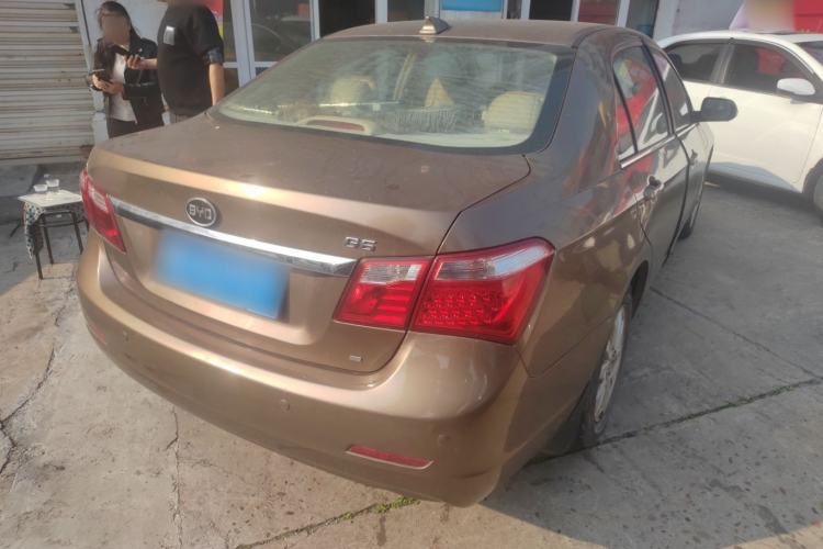 Used BYD G6 2013 2.0L Manual Luxury Version Exterior 4
