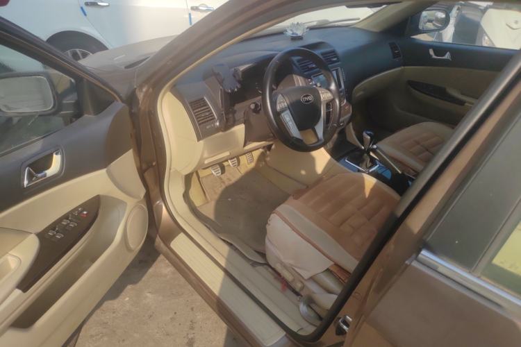 Used BYD G6 2013 2.0L Manual Luxury Version Interior 1