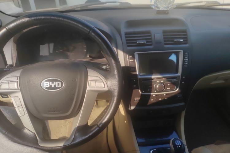 Used BYD G6 2013 2.0L Manual Luxury Version Interior 2