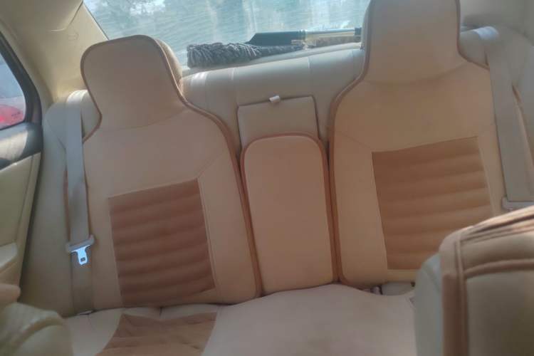 Used BYD G6 2013 2.0L Manual Luxury Version Interior 3