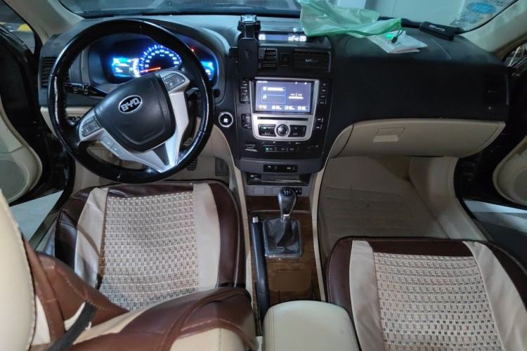 Used BYD G6 2011 2.0L Manual Luxury Version Center Console
