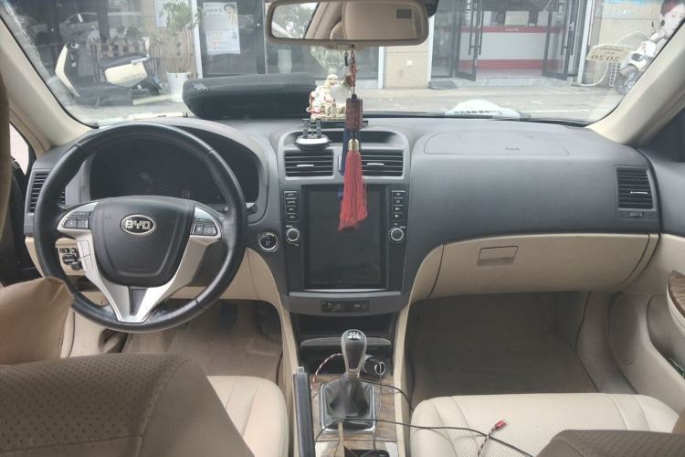 Used BYD G6 2011 2.0L Manual Luxury Version Center Console