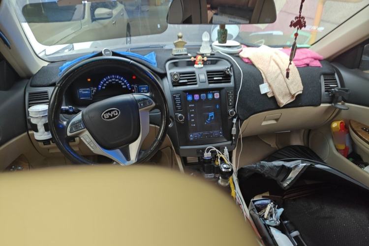 Used BYD G6 2011 1.5T Manual Luxury Edition Center Console