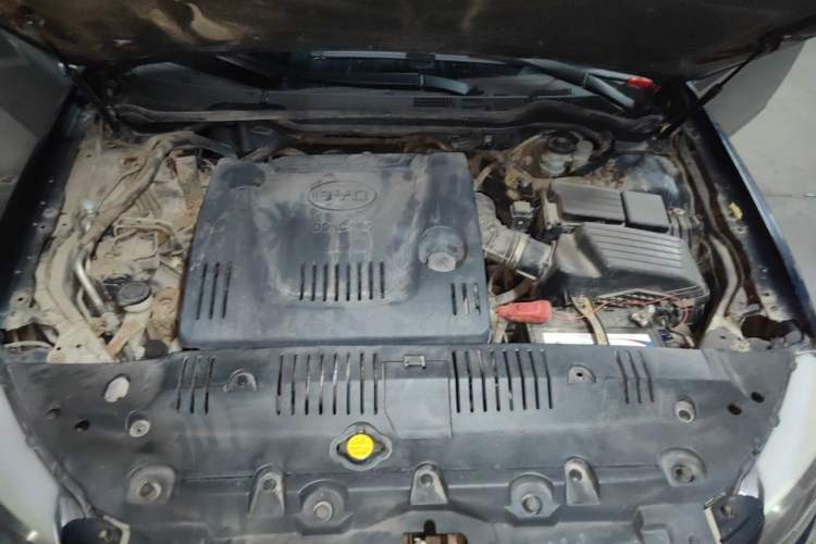 Used BYD G6 2011 2.0L Manual Luxury Version Engine Bay