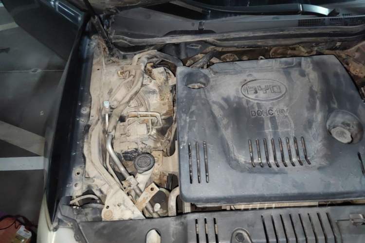 Used BYD G6 2011 2.0L Manual Luxury Version Engine Bay Right