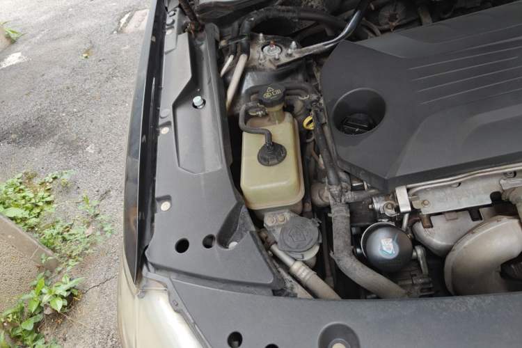 Used BYD G6 2011 1.5T Manual Luxury Edition Engine Bay Right