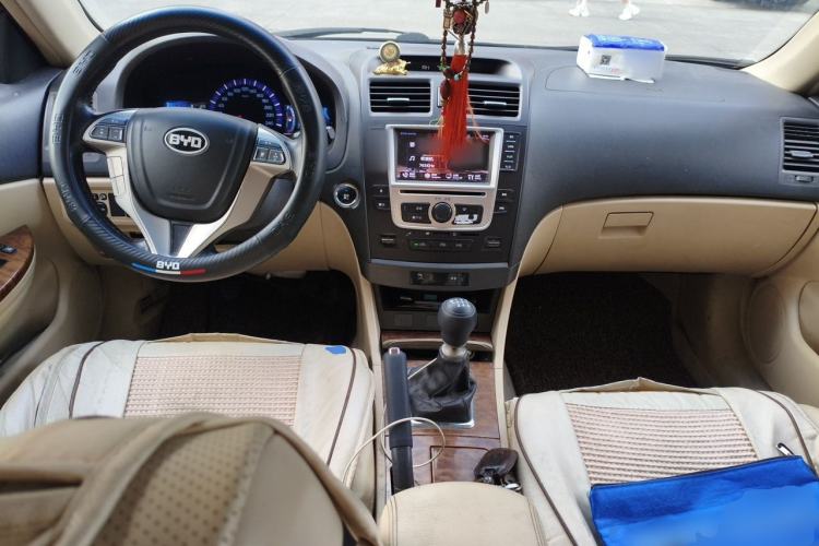 Used BYD G6 2011 1.5T Manual Luxury Edition Center Console