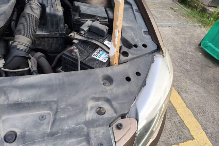 Used BYD G6 2011 1.5T Manual Luxury Edition Engine Bay Left