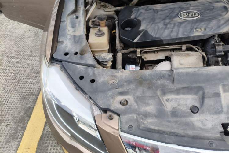 Used BYD G6 2011 1.5T Manual Luxury Edition Engine Bay Right