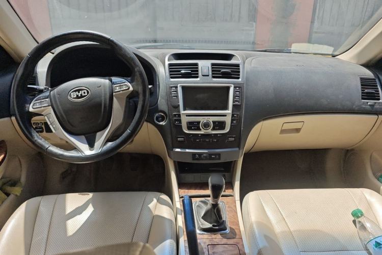 Used BYD G6 2011 2.0L Manual Luxury Version Center Console