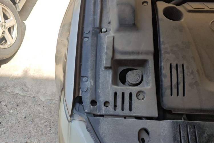 Used BYD G6 2011 2.0L Manual Luxury Version Engine Bay Right