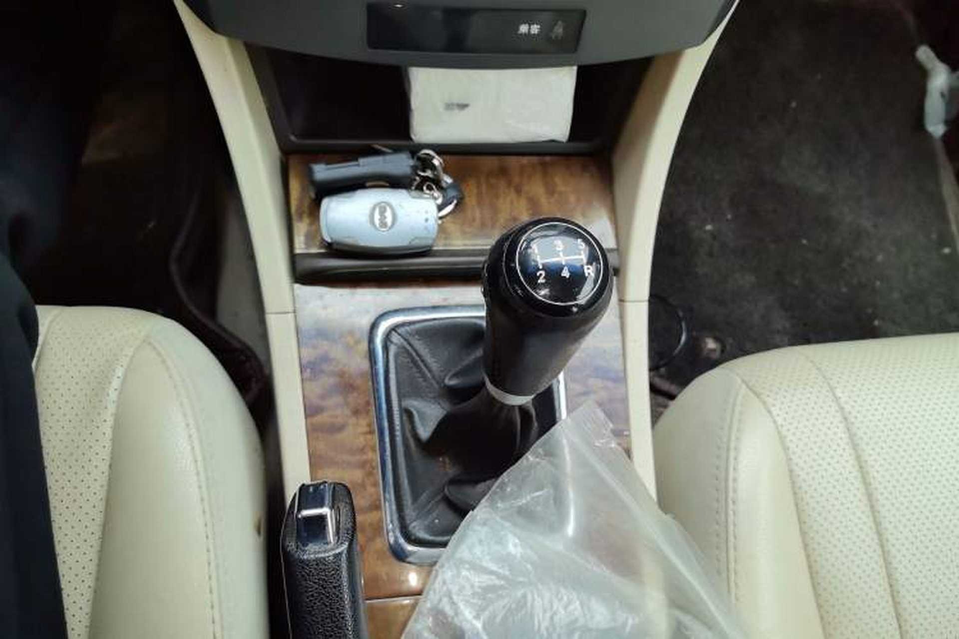 Used BYD G6 2011 2.0L Manual Luxury Edition Gear Lever