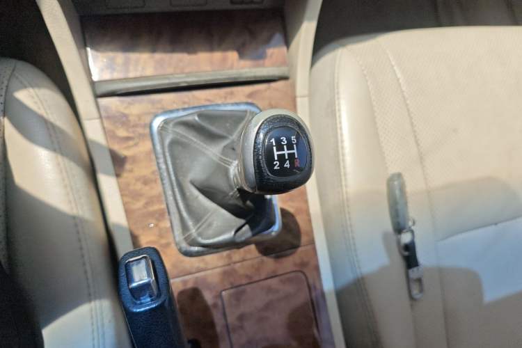 Used BYD G6 2011 2.0L Manual Luxury Version Gear Lever