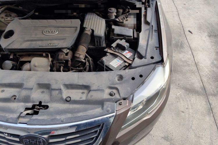Used BYD G6 2011 1.5T Manual Luxury Edition Engine Bay Left
