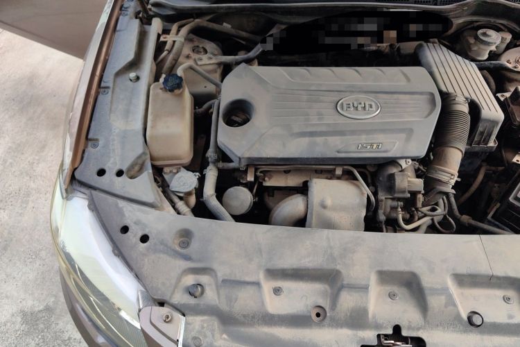 Used BYD G6 2011 1.5T Manual Luxury Edition Engine Bay Right