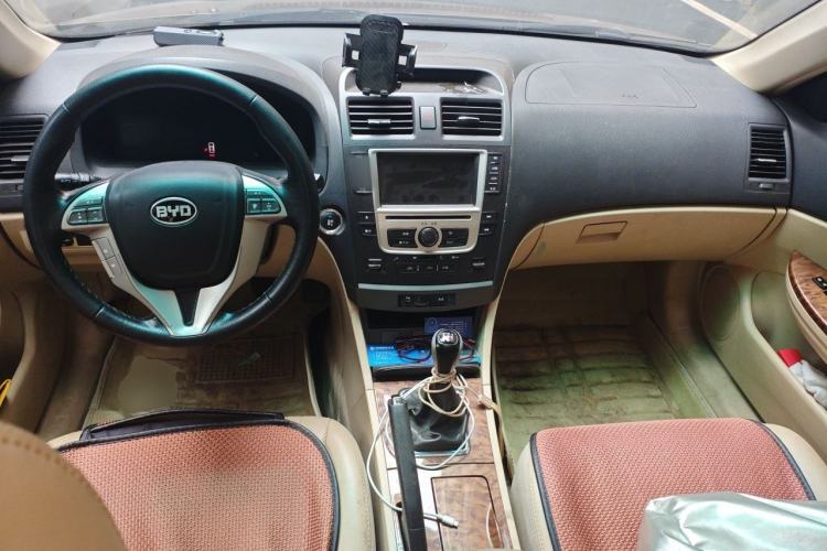 Used BYD G6 2011 2.0L Manual Luxury Version Center Console
