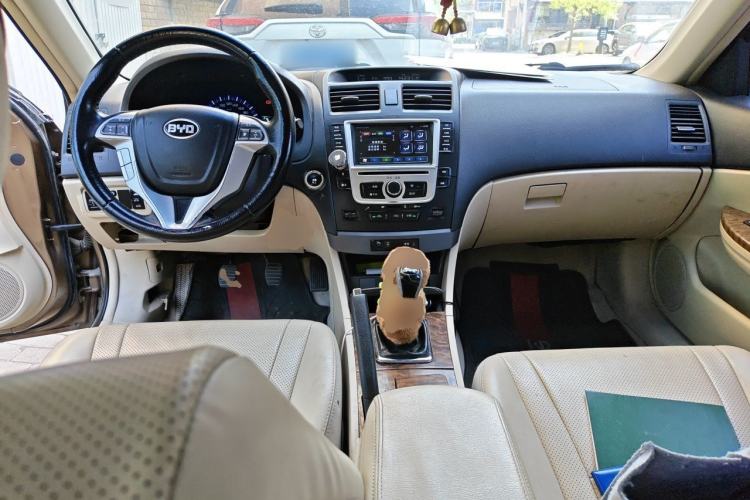 Used BYD G6 2011 1.5T Manual Luxury Edition Center Console