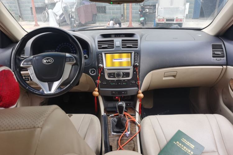 Used BYD G6 2011 2.0L Manual Luxury Version Center Console