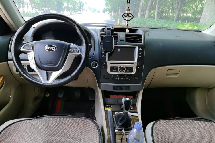 Used BYD G6 2011 2.0L Manual Luxury Version Center Console