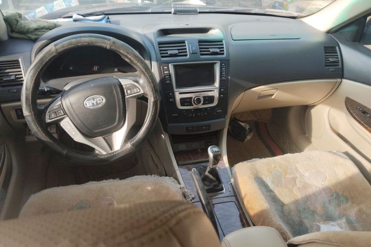 Used BYD G6 2011 2.0L Manual Luxury Version Center Console