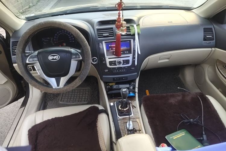 Used BYD G6 2011 2.0L Manual Luxury Version Center Console