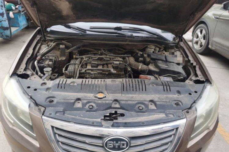 Used BYD G6 2011 2.0L Manual Luxury Version Engine Bay